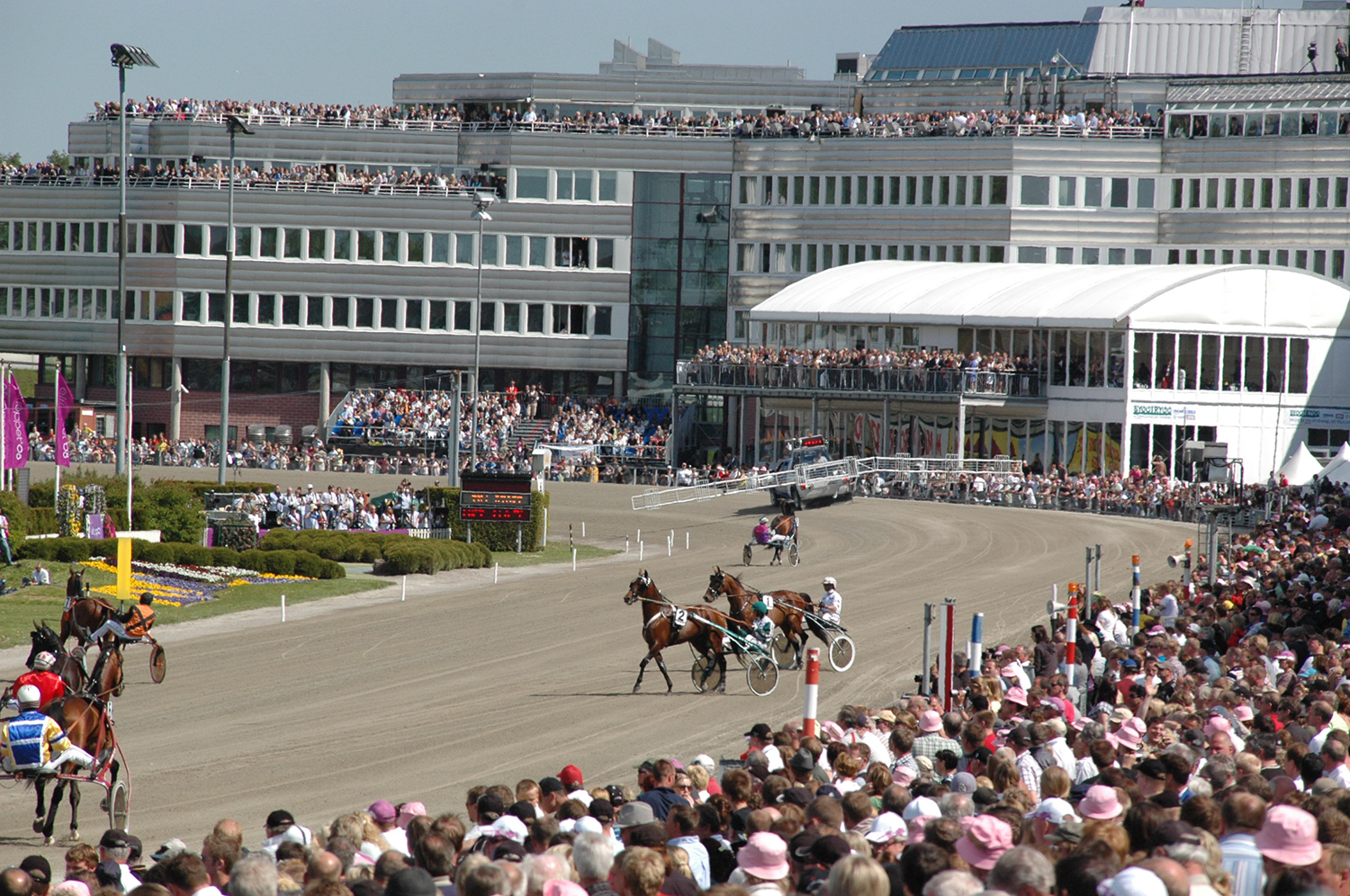 Jocose vänder upp mot startbilen i Elitloppsförsök 2008. Foto; A.Lindblom